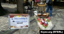 Una mesa en el festival que representa la "cocina de Malorossiya". Sebastopol, mayo de 2021