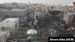 Vista de la Plaza de la Independencia desde el Hotel Ukraina. Para Ucrania, el Euromaidán sacó a la luz temas de identidad étnica y nacional, que iban más allá de orientación geopolítica.