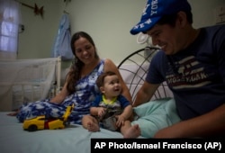 Yenima Piñeiro, su esposo y su bebé en su casa de El Mariel, La Habana, durante la entrevista con AP el 7 de febrero de 2923