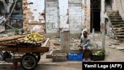Un vendedor ambulante ofrece frutas y verduras en un puesto improvisado en una calle de La Habana, el 20 de diciembre de 2023. 