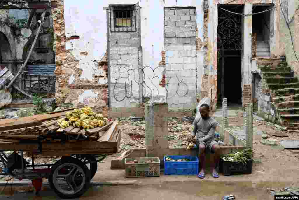 Un vendedor ambulante ofrece frutas y verduras en un puesto improvisado en una calle de La Habana, el 20 de diciembre de 2023. 