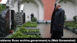 El entonces primer ministro Vladimir Putin visitó el cementerio del monasterio Donskoy en Moscú y depositó flores en las tumbas del general Anton Denikin, el filósofo Ivan Ilyin y el escritor Ivan Shmelev.