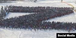 Los participantes de una carrera de esquí en Jimki (Rusia) demuestran lealtad al régimen, 2024. Fuente: X