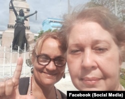 Jenny Pantoja y Alina Bárbara López Hernández el 18 de febrero en el Parque de la Libertad de Matanzas. (Facebook).