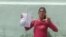 La activista Lenelis Delgado posa con el recurso de Habeas Corpus a favor de Aniette González. (Foto: Cortesía de la entrevistada)