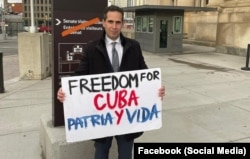 El activista Michael Lima Cuadra, cubano residente en Canadá, durante una protesta en la que exige "Libertad para Cuba". (Facebook)