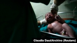 Una enfermera sostiene a un bebé recién nacido en el hospital materno Ramón González Coro, en La Habana. (REUTERS/Claudia Daut/Archivo)
