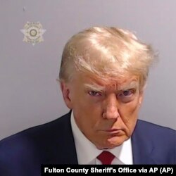 El expresidente Donald Trump fotografiado por las autoridades de la cárcel de Fulton.