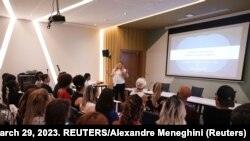 La estadounidense "capitalista de riesgo" Stacey Brandhorst entrena a un grupo de cubanos emprendedores en la sala de conferencias de un hotel en La Habana, Cuba, 29 de marzo de 2023. REUTERS/Alexandre Meneghini