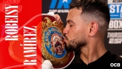 Robeisy Ramírez besa el cinturón que lo corona campeón.