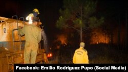 Imagen de un grupo de bomberos que intenta apagar el incendio forestal en Pinares de Mayarí, publicada en Facebook por el periodista Emilio Rodríguez Pupo.