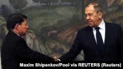 El Ministro de Asuntos Exteriores ruso, Sergei Lavrov, con su homólogo de Nicaragua, Denis Moncada. (Maxim Shipenkov/Pool vía Reuters)
