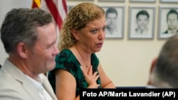 La representante estadounidense Debbie Wasserman Schultz, demócrata por Florida, habla durante una mesa redonda sobre derechos humanos en Cuba, el 10 de julio de 2023, en Hialeah Gardens, Florida (Foto AP/Marta Lavandier)