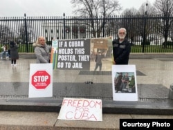 Cubanos se manifiestan en Washington, D.C, en el Día Internacional de los Derechos Humanos. (Cortesía Mercy Perdigón)