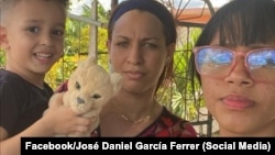 Nelva Ismaray Ortega, esposa de José Daniel Ferrer, junto a dos de los hijos del preso político. (Facebook/José Daniel García Ferrer/Archivo)