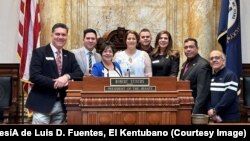 Cubanos en el Senado de Kentucky tras la aprobación de la resolución que honra la labor de la Asociación Cubano Americana de Kentucky (ACAK), el 8 de marzo de 2023.