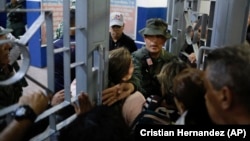 Los votantes se agolpan en la entrada del centro de votación de la Escuela Andrés Bello durante las elecciones presidenciales, en Caracas, Venezuela, el 28 de julio de 2024. (AP/Cristian Hernandez)