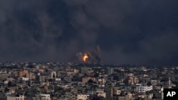 Humo y fuego se observan luego de un ataque aéreo israelí en la Ciudad de Gaza, el domingo 8 de octubre de 2023. (AP Foto/Fatima Shbair)