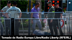 En la imagen, el primer Ministro eslovaco Fico abatido en el suelo tras el atentado (Tomado de Radio Free Europa/Radio Liberty)