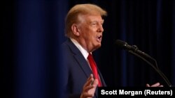 FOTO DE ARCHIVO: El candidato presidencial republicano y expresidente Donald Trump asiste a un evento de campaña en Waterloo, Iowa, EE.UU., el 19 de diciembre de 2023. REUTERS/Scott Morgan/File Photo