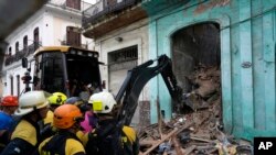 Los bomberos retiran los escombros de un edificio que se derrumbó parcialmente en La Habana, Cuba, el miércoles 4 de octubre de 2023. (AP/Ramón Espinosa)