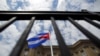 La bandera nacional cubana ondea sobre su embajada recientemente reabierta en Washington.