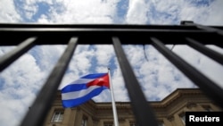 La bandera nacional cubana ondea sobre su embajada recientemente reabierta en Washington.
