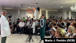 El doctor Julio César Alfonso se dirige a cientos de médicos en Miami. El presidente de Solidaridad Sin Fronteras dijo que la nueva ley permitirá ejercer en Florida sin necesidad de completar un periodo de residencia.
