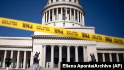 FOTO ARCHIVO. Una cinta de la PNR, Policía Nacional Revolucionaria, acordona los alrededores del Capitolio de La Habana. (AP/Eliana Aponte/Archivo)