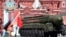 Un misil intercontinental ruso Yars RS-24 rueda en la Plaza Roja durante el desfile militar del Día de la Victoria el 9 de mayo de 2016. (AFP/Kirill Kudryavtsev)