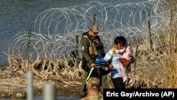 Migrantes son detenidos por funcionarios en la frontera entre Texas y México, el 3 de enero de 2024. (Foto: AP/Eric Gay/Archivo)