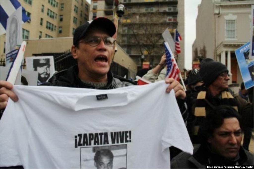 El disidente cubano Juan Carlos Herrera Acosta, durante una manifestación frente a la sede diplomática cubana en EEUU, en Washington D.C., a favor de la liberación de los presos políticos cubanos.