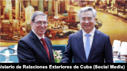 El Ministro de Relaciones Exteriores de Cuba Bruno Rodríguez junto a Li Xi, secretario de la Comisión Central de Inspección Disciplinaria del PCC.