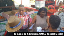 La máxima autoridad del Partido Comunista en Santiago de Cuba, Beatriz Johnson Urrutia, en un agromercado. 