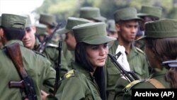 Joven militar cubana durante un acto. (AP/Archivo)