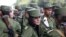 Joven militar cubana durante un acto. (AP/Archivo)
