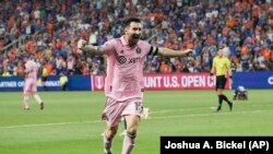 Lionel Messi, del Inter Miami, festeja el gol de Leonardo Campana en la semifinal de la US Open Cup ante el Cincinnati. (AP Foto/Joshua A. Bickel)