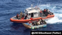 La Guardia Costera de EEUU intercepta una embarcación con migrantes cubanos a bordo. (Foto: Twitter/@USCGSoutheast)