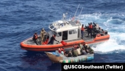 FOTO ARCHIVO. La Guardia Costera de EEUU intercepta una embarcación con inmigrantes cubanos a bordo. El abogado Willy Allen recordó al pueblo cubano que "el mar nunca es la solución”. (Tomado de @USCGSoutheast)