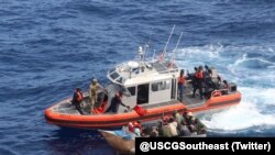 La Guardia Costera de EEUU intercepta una embarcación con migrantes cubanos a bordo. (Foto: Twitter/@USCGSoutheast)
