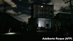 FOTO ARCHIVO. Vecinos se congregan en el exterior de una vivienda en medio del apagón. "La vida nocturna en Cuba está totalmente sellada", dijo la opositora Martha Beatriz Roque Cabello (Adalberto Roque/AFP)