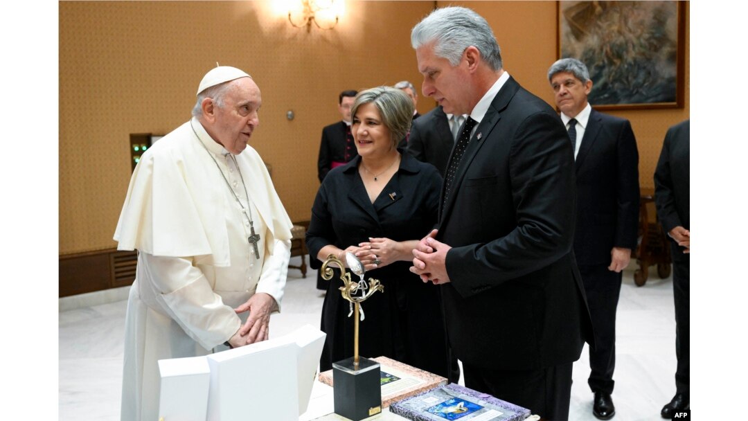 Díaz-Canel, acompañado de su esposa Lis Cuesta, durante el intercambio de regalos con el Papa Francisco. (VATICAN MEDIA/AFP)