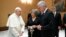 Díaz-Canel, acompañado de su esposa Lis Cuesta, durante el intercambio de regalos con el Papa Francisco.  (VATICAN MEDIA/AFP)