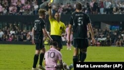 El mediocampista del Nashville SC Dax McCarty (6) recibe una tarjeta amarilla después de chocar con el delantero del Inter Miami Lionel Messi (10). (Foto AP) /Marta Lavandier)