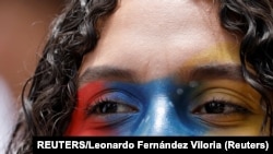 Un manifestante en una protesta contra los resultados electorales que otorgaron al presidente Nicolás Maduro un tercer mandato, en Caracas, Venezuela, el 3 de agosto de 2024. REUTERS/Leonardo Fernández Viloria IMÁGENES TPX DEL DÍA