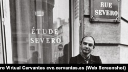 Severo Sarduy en la calle Severo, de París, Francia en 1974.