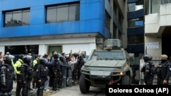Un vehículo militar transporta al exvicepresidente ecuatoriano Jorge Glas desde el centro de detención a donde fue llevado después de que la policía irrumpió en la embajada de México para arrestarlo en Quito, Ecuador, el sábado 6 de abril de 2024.