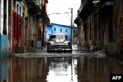 Una calle de La Habana inundada tras las intensas lluvias asociadas a la tormenta Idalia. (Yamil LAGE/AFP)