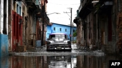 Una calle de La Habana inundada tras las intensas lluvias asociadas a la tormenta Idalia. (Yamil LAGE/AFP)