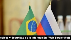 Banderas de Brasil y Rusia. (Foto: Centro de Comunicaciones Estratégicas y Seguridad de la Información)
